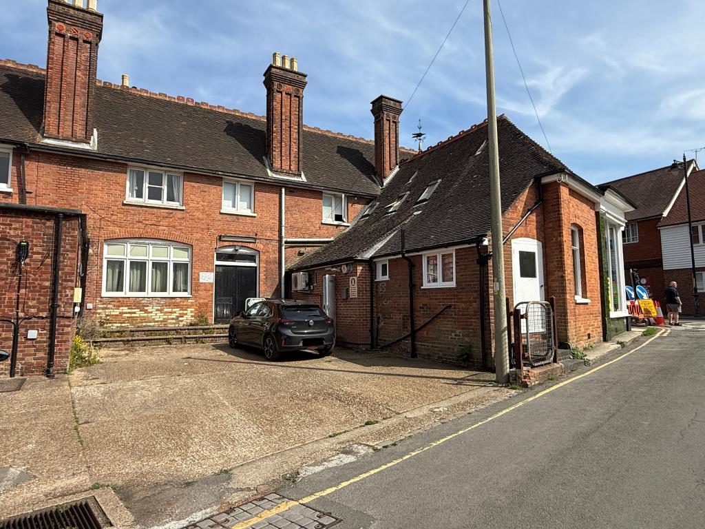 Lot: 43 - MIXED COMMERCIAL AND RESIDENTIAL INVESTMENT - Parking to rear